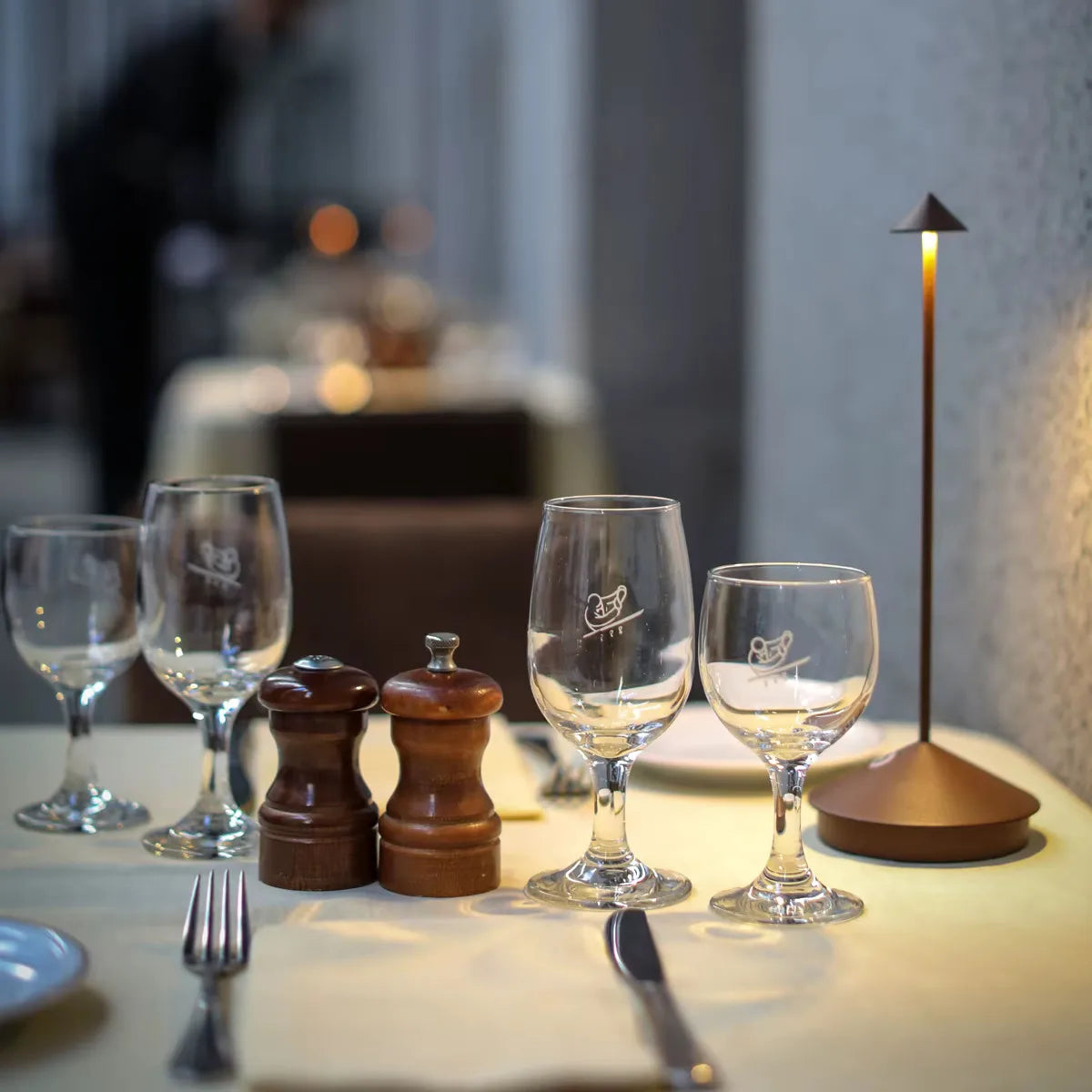 Rechargeable Table Lamp Creative Dining Touch Led Hotel Bar Coffee Pina Pro Table Lamp Lampada Da Tavolo Decorative Desk Lamp